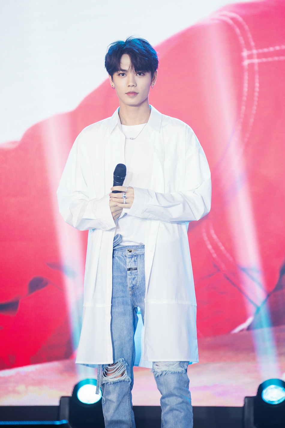 林彦俊24岁生日会,长款白衬衫搭破洞裤,181cm身高帅得出众!