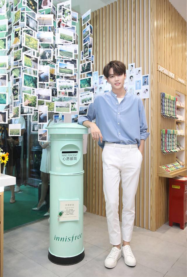 林彦俊24岁生日会,长款白衬衫搭破洞裤,181cm身高帅得出众!