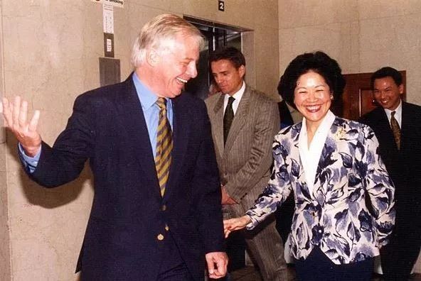 1994年，彭定康与时任布政司司长陈方安生相谈甚欢