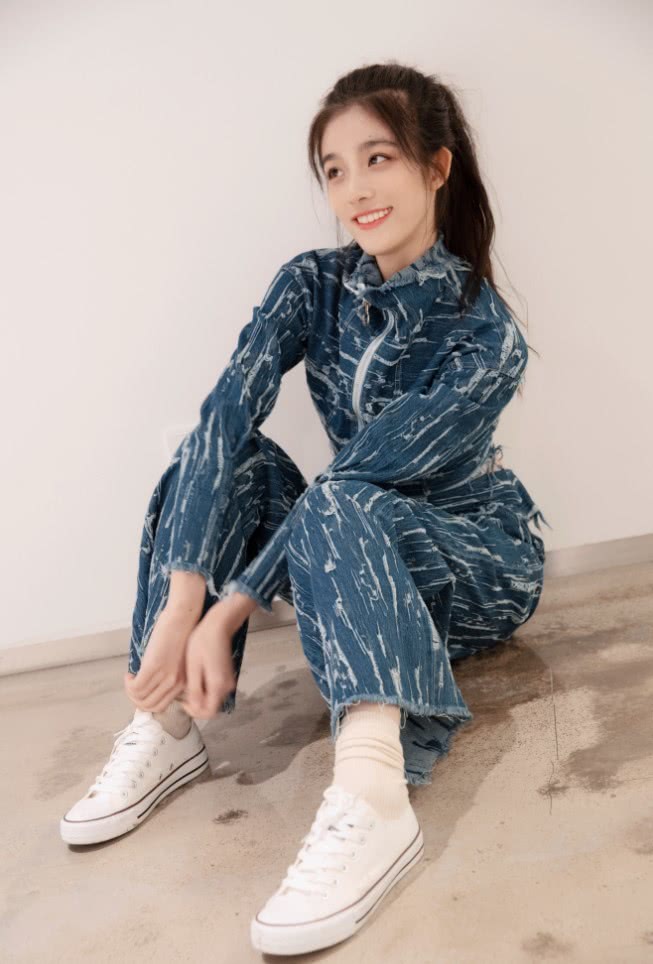 钟丽丽剧外穿搭元气少女黄色卫衣显白活泼