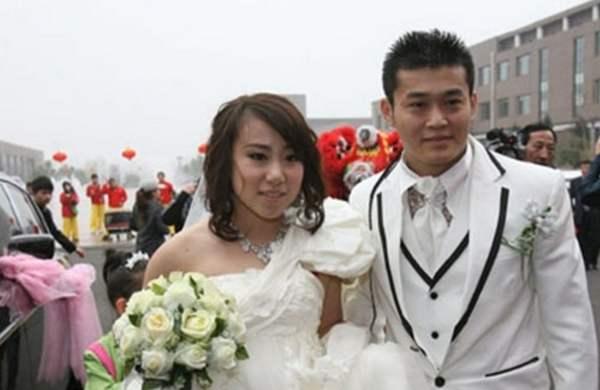 赵本山女徒弟丫蛋被求婚大胆穿泳装举行游艇派对宾客也穿泳装