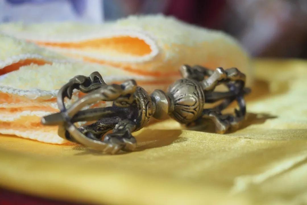 藏传佛教的法器金刚杵(上)以及用来做"醍醐灌顶"仪式的工具(下)"醍醐"