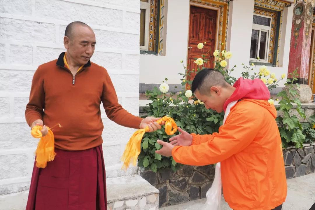 日春仁波切活佛为我们扎好的金刚结土登上师:做完功课再去越个野,棒棒