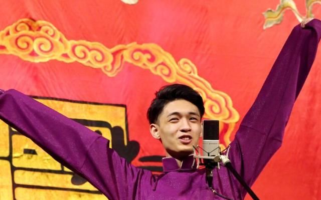 秦霄贤抽烟,但会因为有小孩子把烟熄灭,这个小举动真的十分暖心.