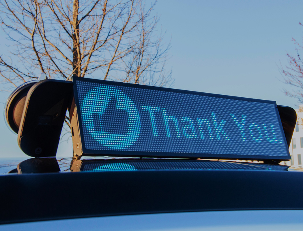 国外新神器,一块车载led屏可以传达司机意图,遏制路怒症