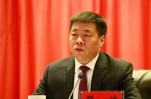 富二代继承3500亿的集团,每年净赚70亿,却只用几百块钱的手机