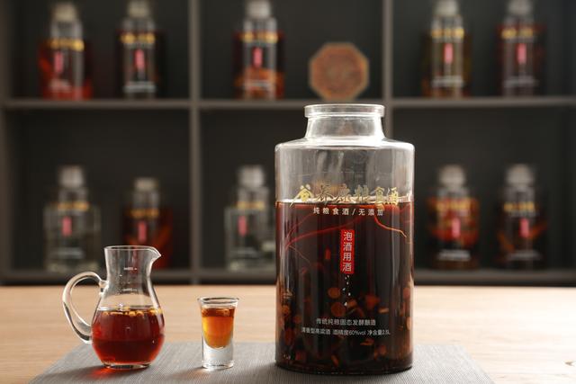 茯苓酒可以用来补气健脾,利水消肿,因为茯苓有利水渗湿的作用,白酒