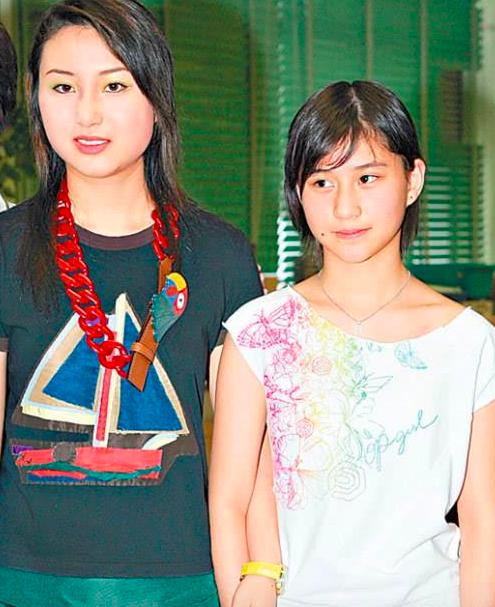 何超莲戴帽子追星,气韵不输郑秀文,何超云长发披肩越来越温柔