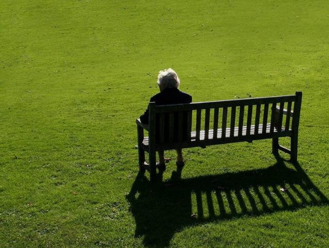 心理测试选一个你觉得最孤独的老人测你们的感情中缺少了啥