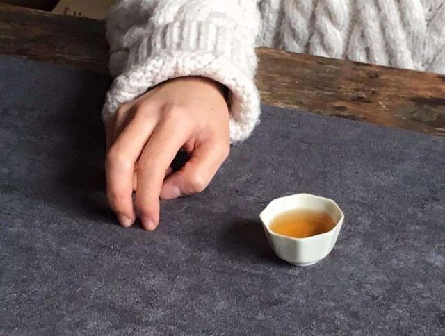 给人倒茶时遇到对方敲三下桌子是什么意思别失了礼节还不知道