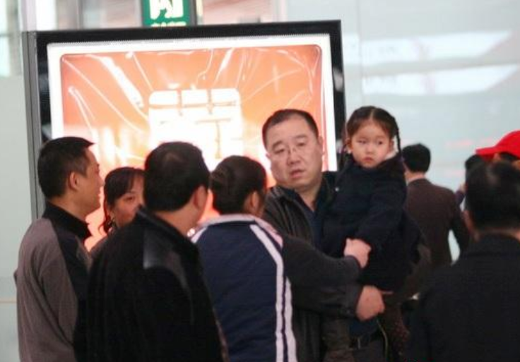 英达带13岁女儿罕露面,对一双儿女极尽宠爱,却不闻大儿子巴图?