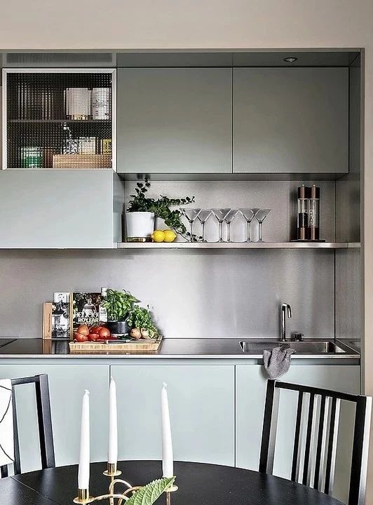 吊柜造型多样沙发背景墙或电视背景墙上客厅吊柜多用于客厅上方能挂