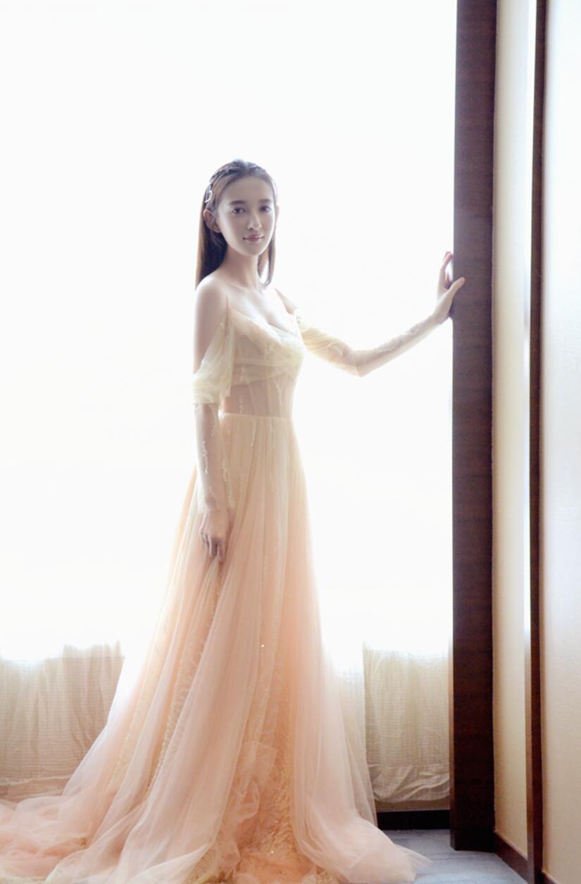 95后小花康宁亮相网影盛典 获"年度剧集新人女演员"奖