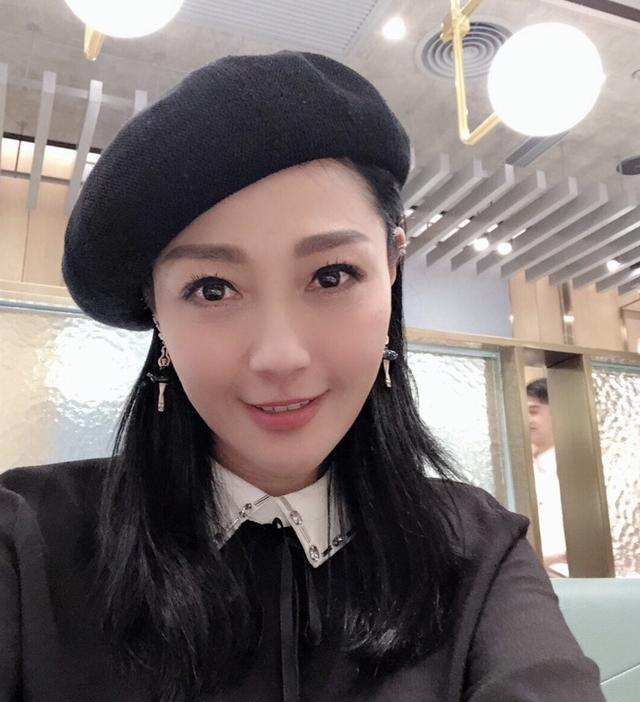 54岁亚姐杨玉梅重返tvb逆境中脱颖而出驻颜有术长相与王鸥神似