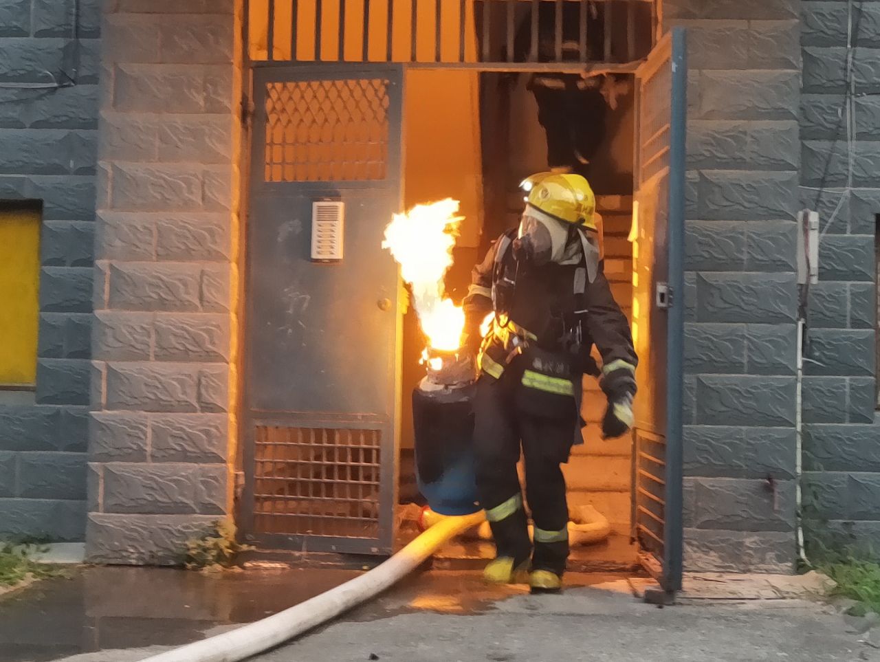 居民煤气罐着火冷水浇会爆炸 千钧一发中 消防员徒手拎出"火雷"