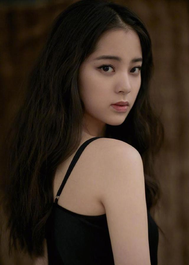 欧阳娜娜中分微卷发型很酷帅,t恤配长裤,尽显复古妩媚风情