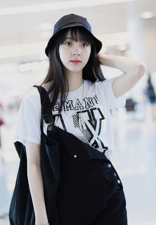 欧阳娜娜中分微卷发型很酷帅,t恤配长裤,尽显复古妩媚风情
