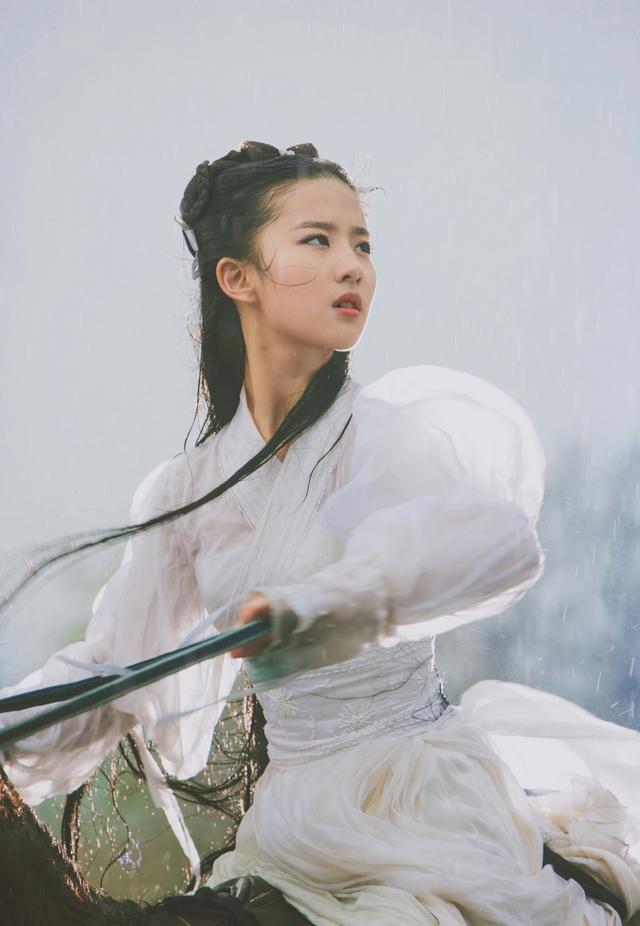 刘亦菲从《神雕侠侣》开始,清纯的女星形象就让人印象深刻,一袭白衣在