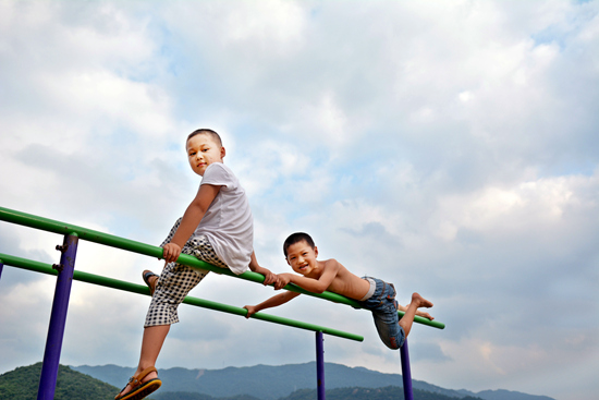 2016年7月，湖北省孝昌县险峰中学的孩子们在操场上玩耍。险峰中学位于大悟山南麓，四面环山，是一所农村寄宿制学校，有小学四年级至初三年级学生近400人。（资料图片）视觉中国供图