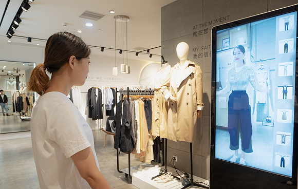 顾客在"世博源"内使用ar试衣镜试穿衣服除了"世博源"商业区,用ar和vr