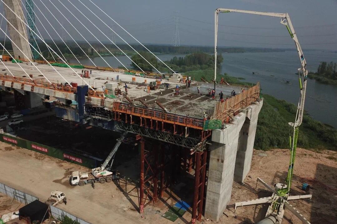 南四湖特大桥主航道桥边跨137,138墩主梁边跨合龙
