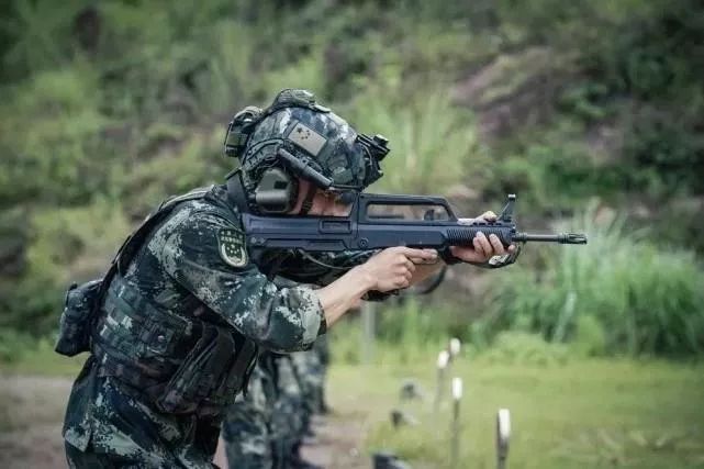 中国武警特战单兵装备曝光全套头盔附件乍一看以为是外军军情晚报