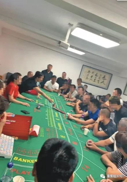▲8 月下旬，新京报记者暗访的一赌场内部，几十人围坐在赌局前下注。新京报记者 李明 摄