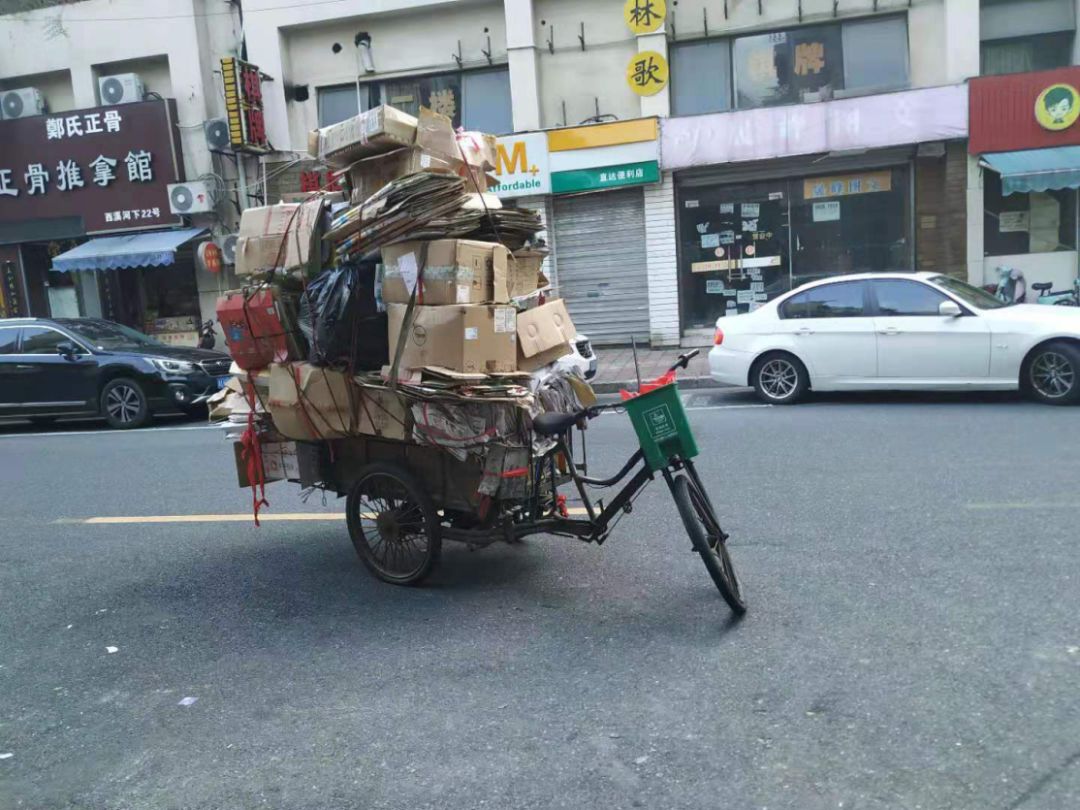 " 捡破烂儿无非一个谋生的行当,大不了不干,干别的总不能饿死吧.