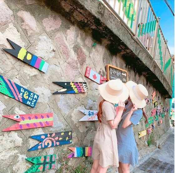該名日本女游客與同行友人的照片（中央日?qǐng)?bào)）