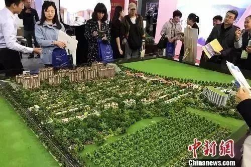 资料图:民众在房展会上的某楼盘展台咨询。中新网 程春雨 摄