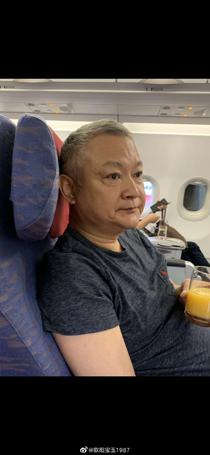 贾宝玉欧阳奋强近照曝光56岁满头白发精神好与王刚撞脸