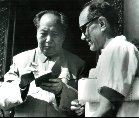 98岁美国学者李敦白去世:首位加入的美国人 李敦白(右)与毛泽东。