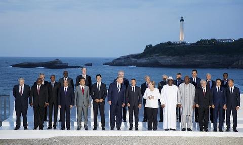 G7峰会领导人大合影曝光 英国首相孤独靠边站