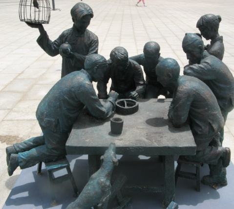 八旗子弟喜欢斗蛐蛐,里面有太深学问,不是谁都能玩起来的