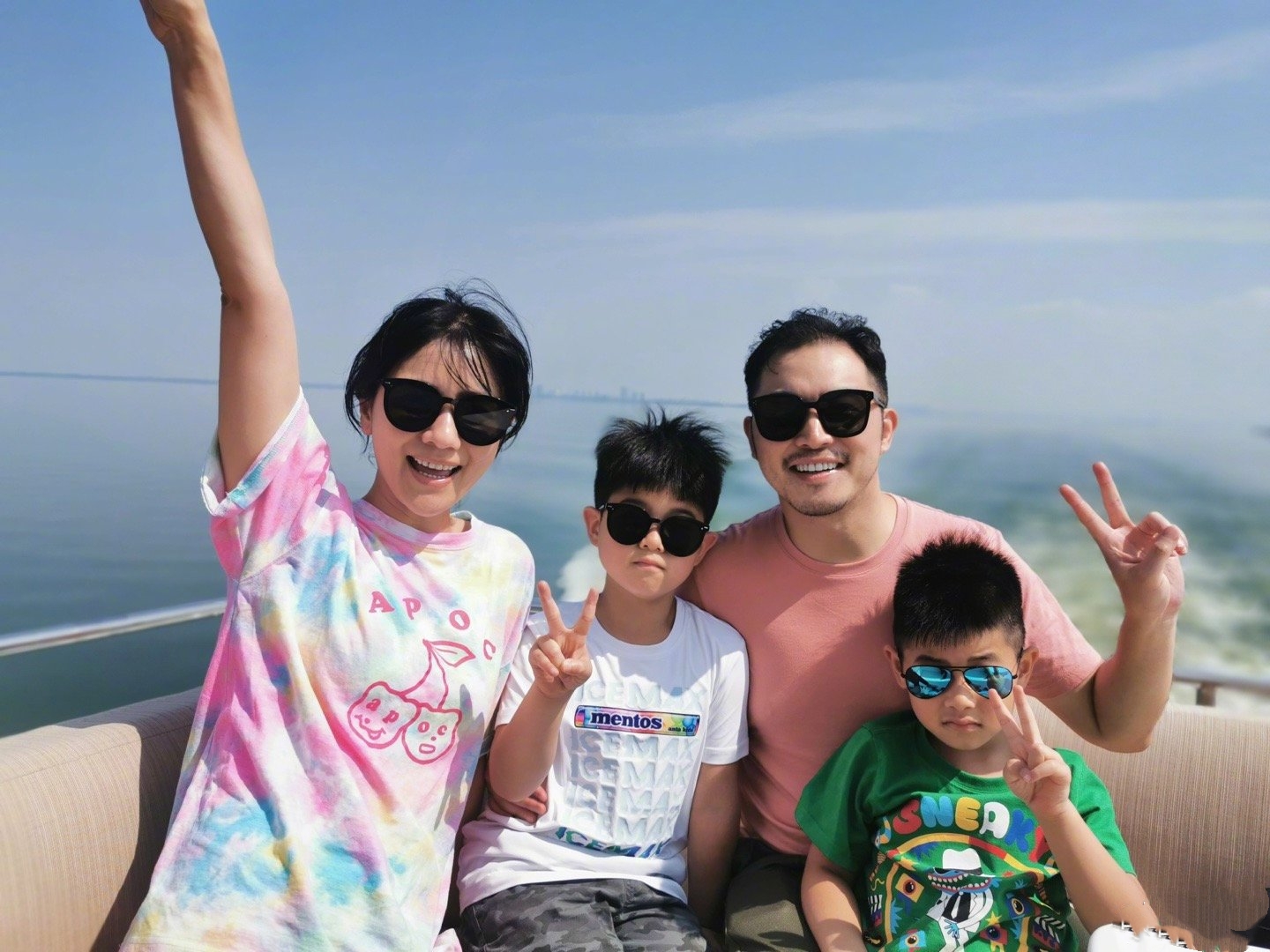 沙溢胡可一家四口出游,四色t恤亲子装穿搭好温馨,同戴墨镜太酷