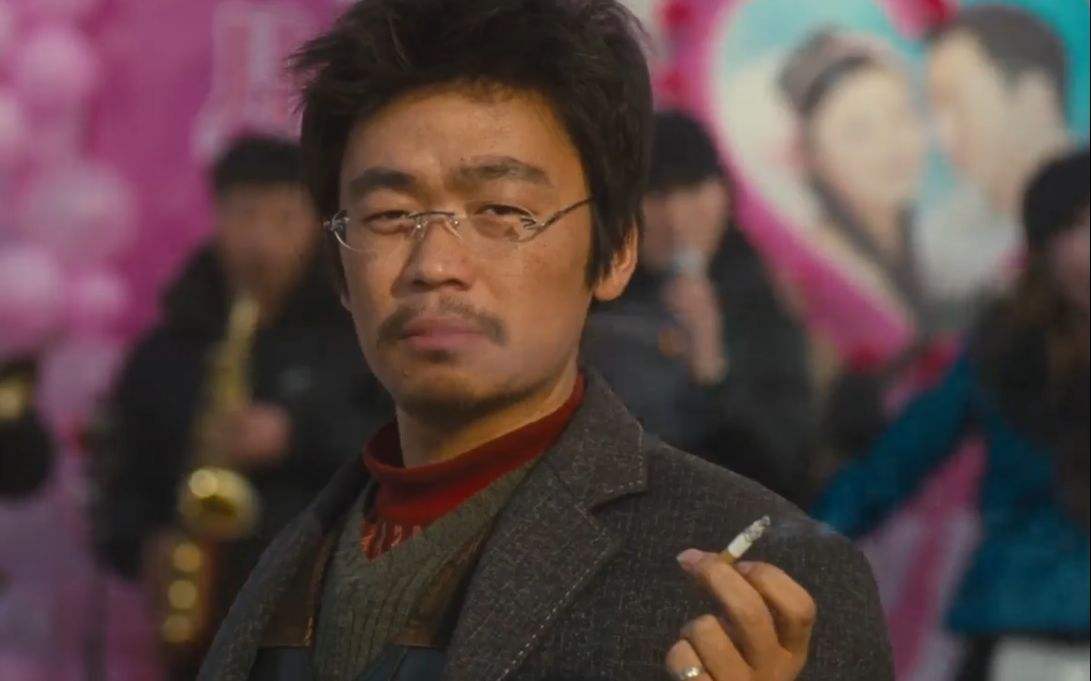 这位炒面大叔的发型以及神情举止,像极了王宝强在电影《hello!