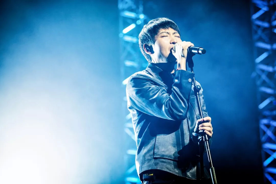 喜欢鹿又热爱音乐的郭倍倍,因为一次同学老友会成立了鹿先森乐队,同年