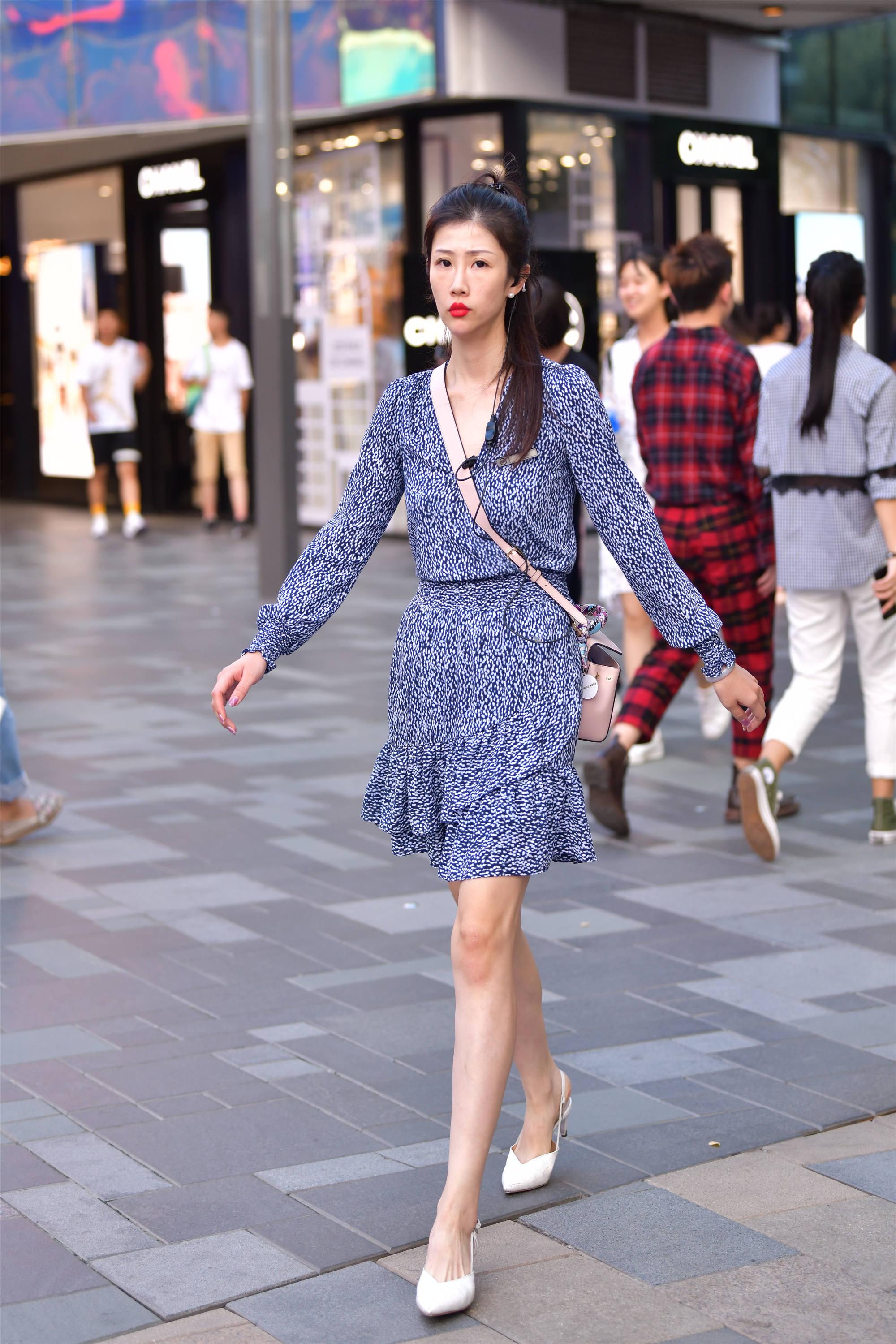 穿着连衣短裙的姑娘,如何搭配出时尚味道,选择鞋子也很关键