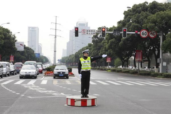 等红灯玩手机一律扣分罚款?等红灯千万别做这些事|红灯|罚款|玩手机_