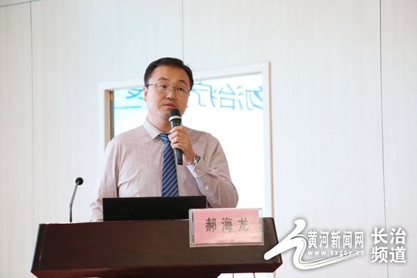图为:长治市人民医院肿瘤内科主任赵军作大会总结本次研讨会为期两天