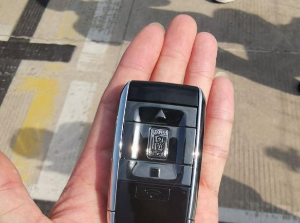 劳斯莱斯库里南的钥匙是什么样子港口一位车主自豪地拿出了钥匙