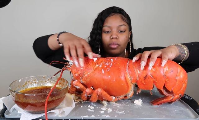 非洲女子网购巨型龙虾,14斤花了3000元,掰开后:这不是真的吧?