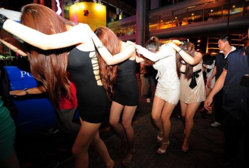 7旬教授出租屋激战少女,动静太大当场被抓!