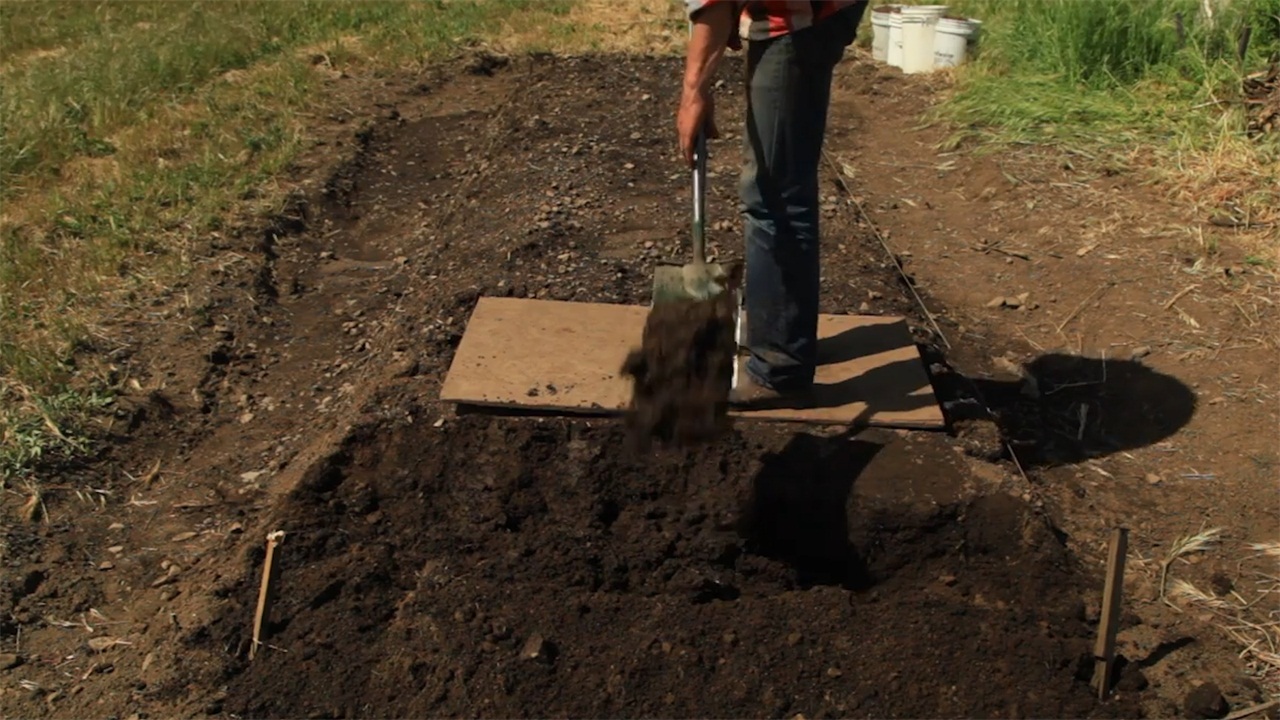 农村小哥制造摩托车松土机300元造1台一天松土6亩地