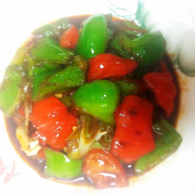 清炒青红彩椒,颜色诱人,端上桌都夸好吃