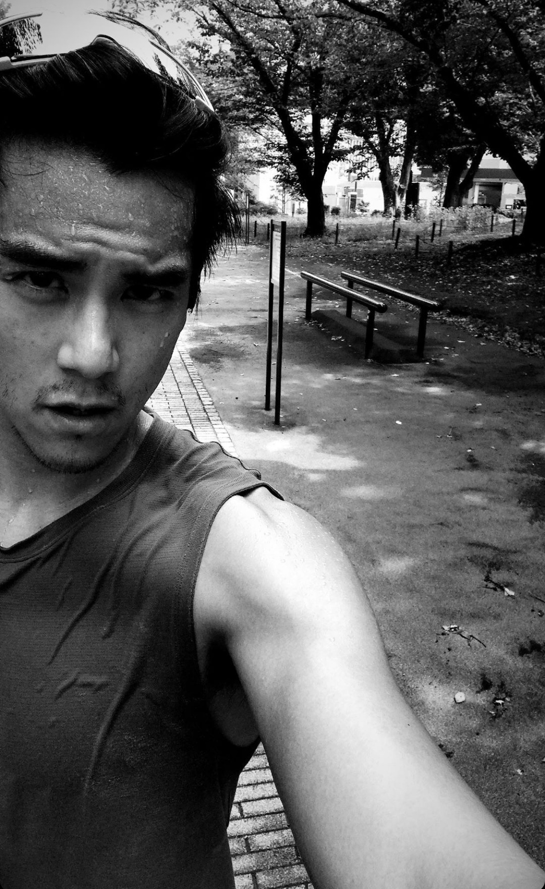 彭于晏晒运动照,衣服都湿透满头大汗,难怪37岁还能满满少年感