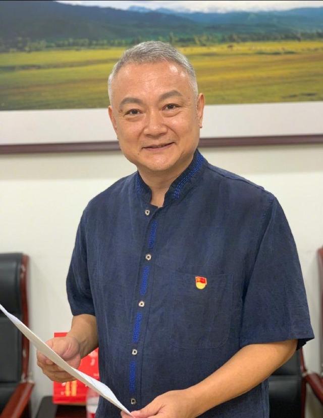 56岁欧阳奋强晒近照昔日粉嫩贾宝玉撞脸岳云鹏老年妆照片