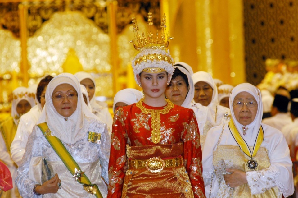 文莱王储妃一身红衣亮相惊艳了17岁嫁入王室生4娃这才是赢家