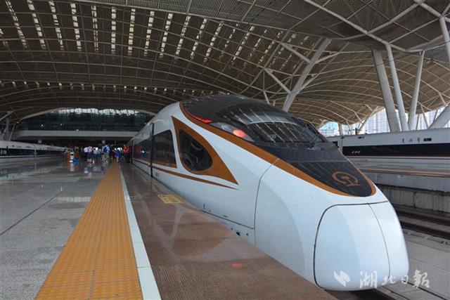 武铁现阶段配属的"复兴号"动车担当的车次主要为:汉口至北京西g508,g