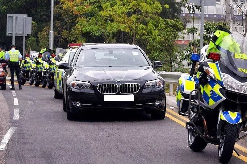 警车上没有任何涂装,也不悬挂政府车牌,主要职责是公路执法,处理那些